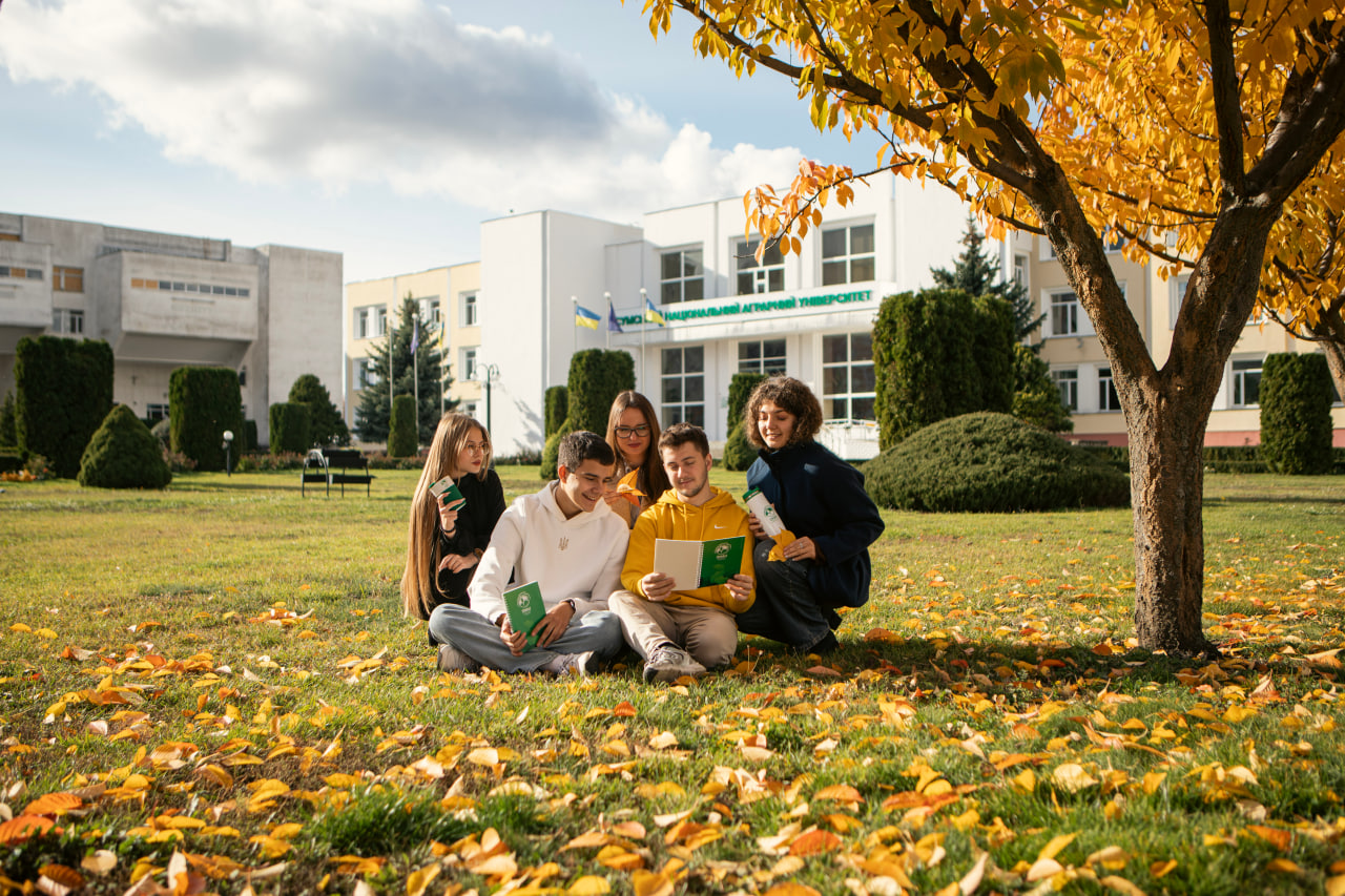 Слайд 4 студенти на вулиці на траві