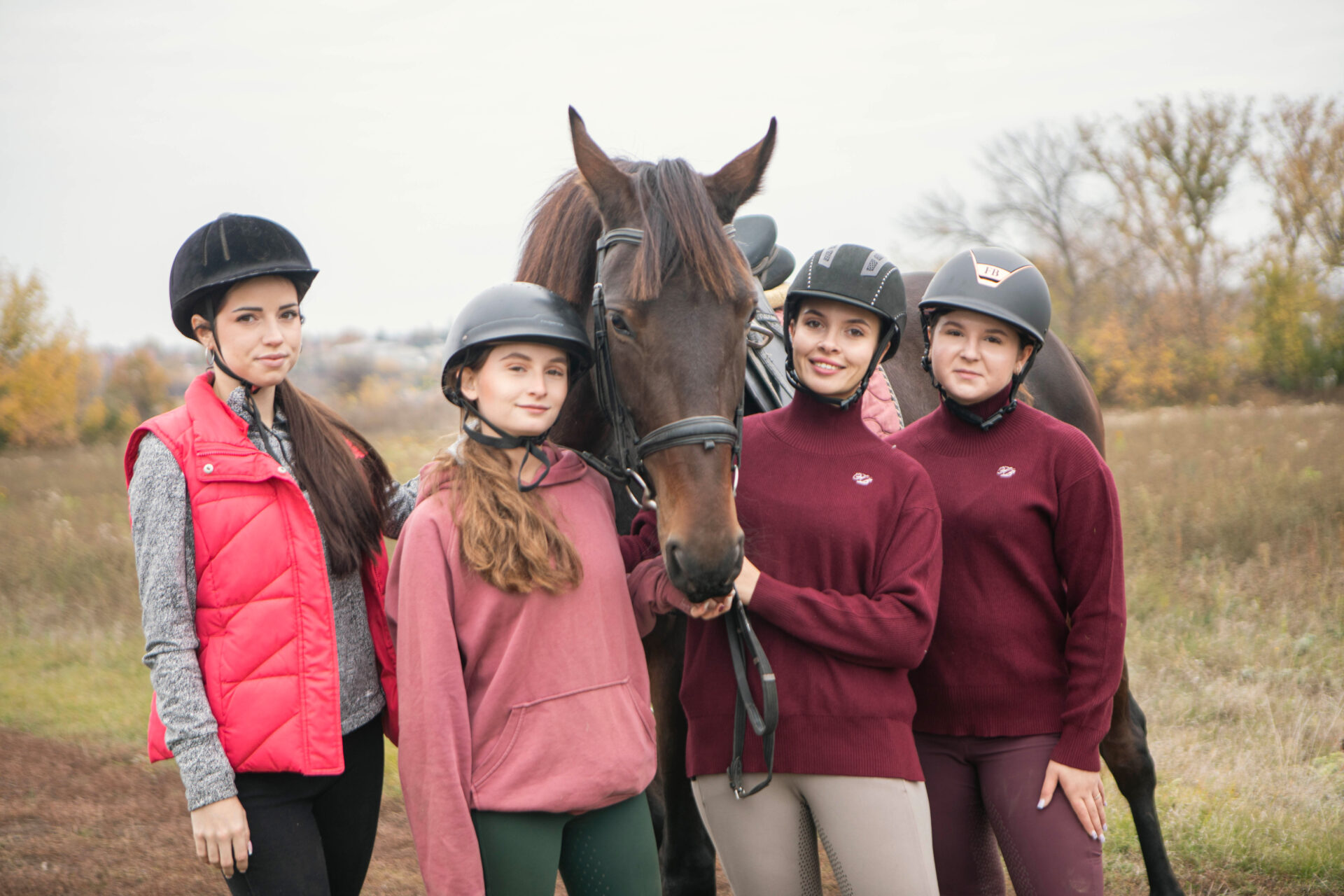 Слайд 6 дівчата і кінь